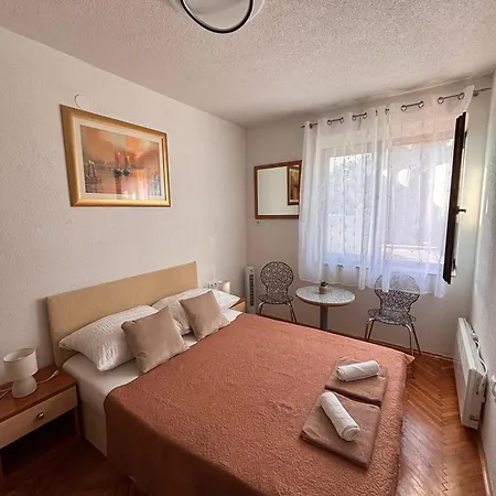 아파트 Morska Postelja - Sea Bed 오미스